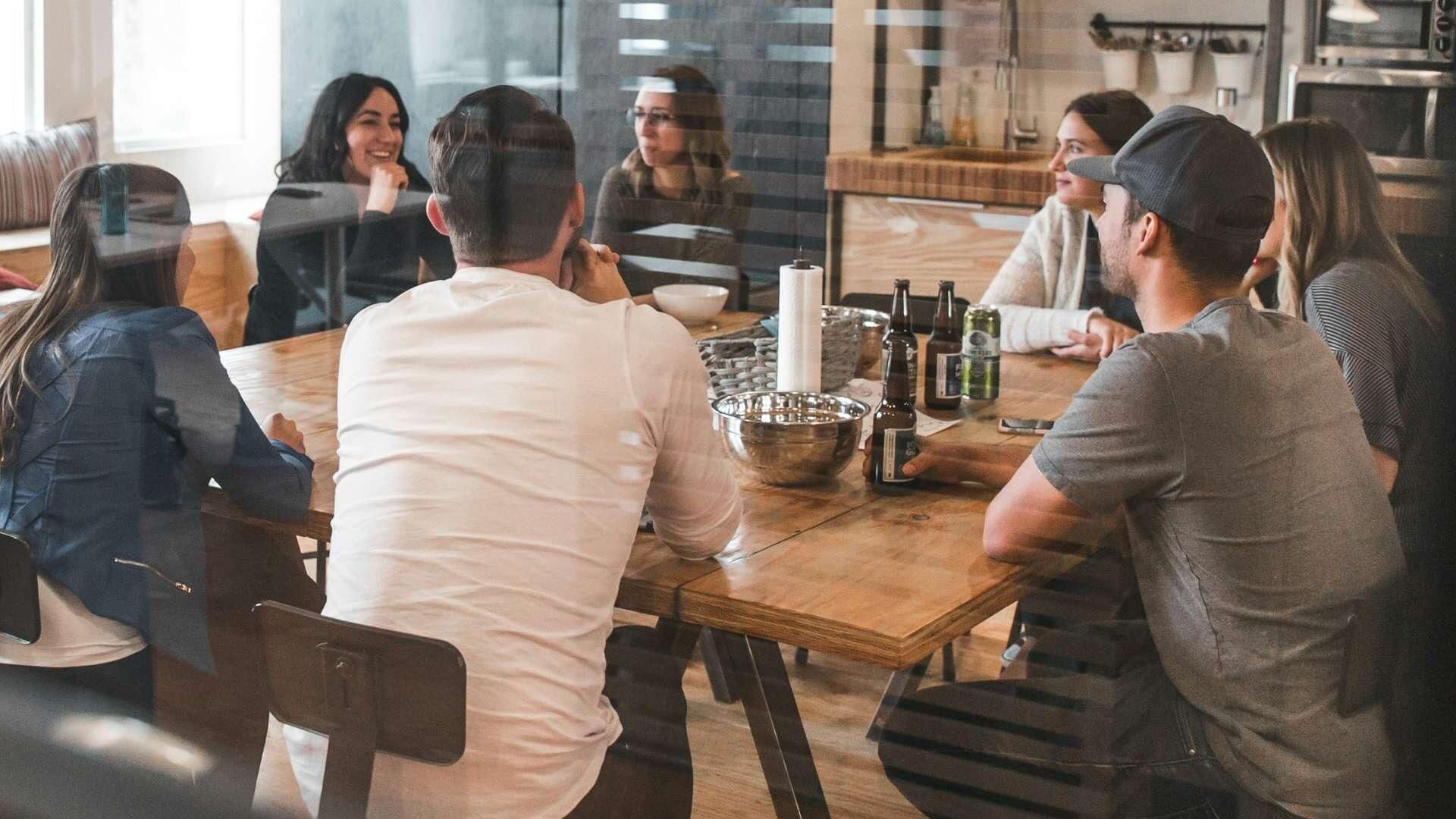 Pessoas trabalhando juntas em mesa compartilhada